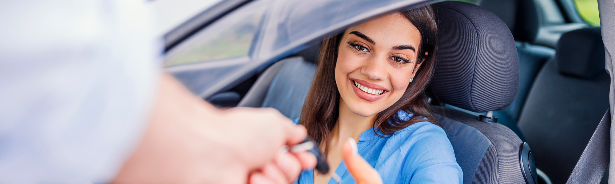 Mujer recibiendo llaves de auto