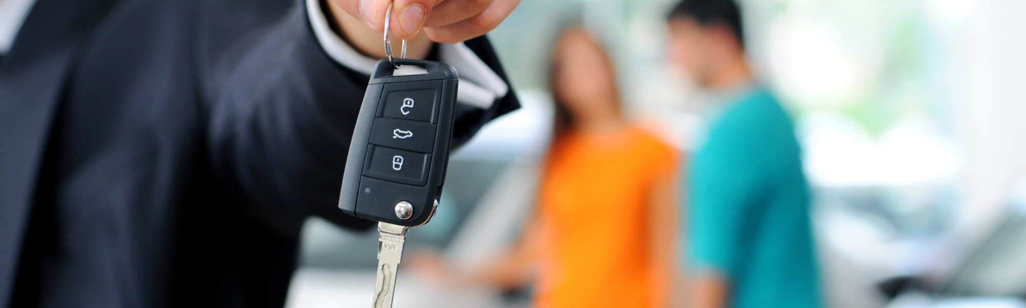 Llaves de auto en mano de vendedor